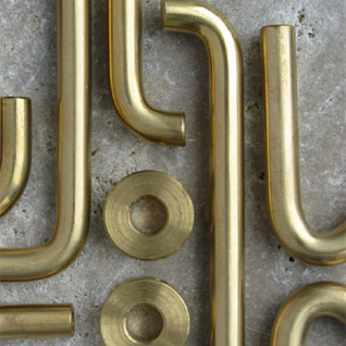 Messing besticht durch seine edle Erscheinung. Die Oberfl&auml;chen bleiben bei uns unlackiert, dadurch wird sich eine Patina bilden.<br />
	H&auml;ufig ber&uuml;hrte Stellen wie Griffe und Klinken bleiben blank, andere Teile werden dunkel und matt.<br />
	Messing bietet sich hervorragend an als Erg&auml;nzung in gehobenen Altbauten. Durch die schlichten Formen passt unser Messing aber auch in Neubauten.